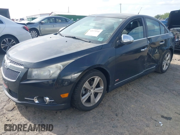 2014 Chevrolet Cruze 2LT z VIN 1G1PE5SB2E7320522, wystawiony jako IAAI lot #42073346 z przebiegiem 116 427 mil mil oraz . Historia ofert i sprzedaży dostępna na DreamBid. Obrazek 17.