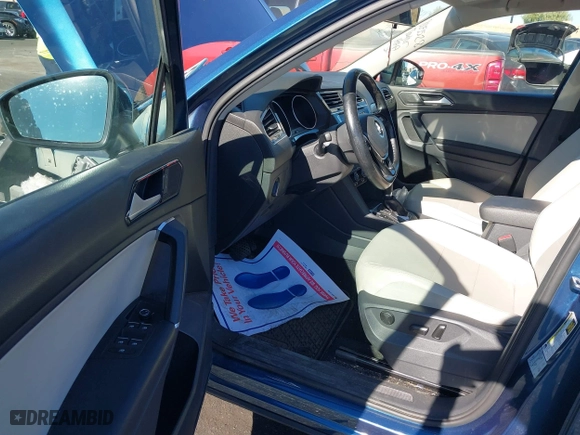 2018 Volkswagen Tiguan SEL with VIN 3VV3B7AX4JM001454, listed as a IAAI auction lot 41337213 with 82,624 mi miles. Bid and sale history available at carsss.com. Image 5.