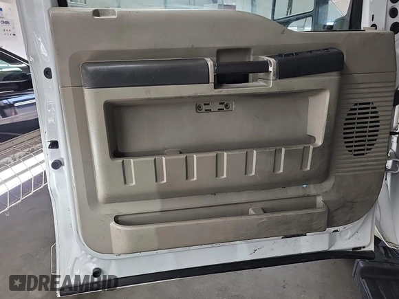 2008 Ford F-250 XL z VIN 1FTSW20538EE05153, wystawiony jako IAAI lot #42554757 z przebiegiem 162 318 mil mil oraz . Historia ofert i sprzedaży dostępna na DreamBid. Obrazek 21.
