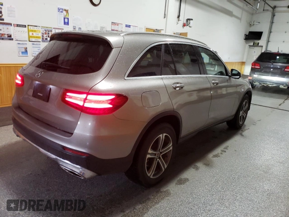2019 Mercedes-Benz GLC 300 with VIN WDC0G4JB7KV162050, listed as a Copart auction lot 60563435 with 72,670 mi miles and Clean title. Bid and sale history available at DreamBid. Image 3.