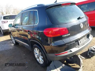 2017 Volkswagen Tiguan Wolfsburg Edition z VIN WVGSV7AXXHK007144, wystawiony jako IAAI lot #41810979 z przebiegiem 125 363 mil mil oraz . Historia ofert i sprzedaży dostępna na DreamBid. Obrazek 3.