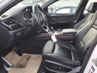 2013 BMW X6 xDrive50i z VIN 5UXFG8C52DL591043, wystawiony jako Copart lot #85150504 z przebiegiem 106 179 mil mil oraz Szkoda całkowita • Salvage title. Historia ofert i sprzedaży dostępna na DreamBid. Obrazek 7.