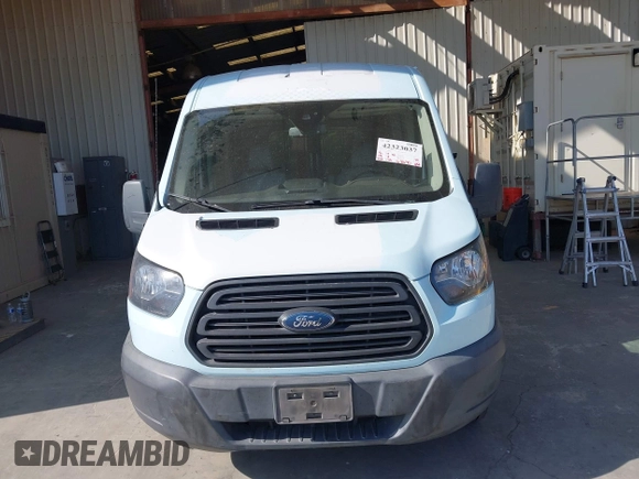 2018 Ford Transit z VIN 1FTYR2CM7JKA26085, wystawiony jako IAAI lot #42323037 z przebiegiem 131 121 mil mil oraz . Historia ofert i sprzedaży dostępna na DreamBid. Obrazek 12.
