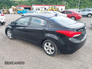 2013 Hyundai Elantra GLS z VIN 5NPDH4AE0DH330631, wystawiony jako IAAI lot #42263667 z przebiegiem 61 295 mil mil oraz . Historia ofert i sprzedaży dostępna na DreamBid. Obrazek 3.