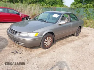 1998 Toyota Camry LE z VIN 4T1BG22K8WU330576, wystawiony jako IAAI lot #42417387 z przebiegiem 99 861 mil mil oraz . Historia ofert i sprzedaży dostępna na DreamBid. Obrazek 2.