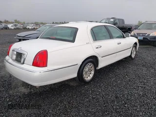 1999 Lincoln Town Car Signature z VIN 1LNFM82W0XY603679, wystawiony jako IAAI lot #41871509 z przebiegiem 109 638 mil mil oraz . Historia ofert i sprzedaży dostępna na DreamBid. Obrazek 4.