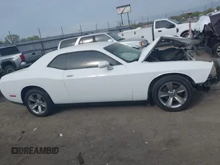 2017 Dodge Challenger SXT Plus z VIN 2C3CDZAG5HH658149, wystawiony jako IAAI lot #41876762 z przebiegiem 128 126 mil mil oraz . Historia ofert i sprzedaży dostępna na DreamBid. Obrazek 13.