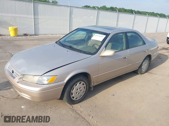 1998 Toyota Camry LE z VIN 4T1BG22K0WU232402, wystawiony jako IAAI lot #42274322 z przebiegiem 222 286 mil mil oraz . Historia ofert i sprzedaży dostępna na DreamBid. Obrazek 2.