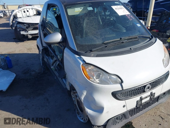 2015 Smart fortwo Passion z VIN WMEEJ3BA4FK788712, wystawiony jako IAAI lot #41219852 z przebiegiem 52 243 mil mil oraz . Historia ofert i sprzedaży dostępna na DreamBid. Obrazek 1.