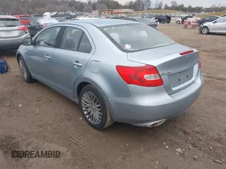 2011 Suzuki Kizashi SE z VIN JS2RE9A39B6110962, wystawiony jako IAAI lot #41735978 z przebiegiem 138 002 mil mil oraz . Historia ofert i sprzedaży dostępna na DreamBid. Obrazek 3.