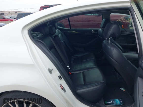 2014 Kia Cadenza Premium with VIN KNALN4D7XE5129562, listed as a IAAI auction lot 41922550 with 142,136 mi miles. Bid and sale history available at carsss.com. Image 8.