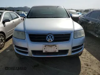 2004 Volkswagen Touareg z VIN WVGCM77L44D054387, wystawiony jako Copart lot #56009024 z przebiegiem 182 816 mil mil oraz Szkoda całkowita • Salvage title. Historia ofert i sprzedaży dostępna na DreamBid. Obrazek 5.