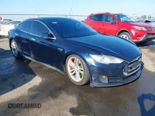 2013 Tesla Model S z VIN 5YJSA1CG6DFP08510, wystawiony jako IAAI lot #41451117 z przebiegiem 135 048 mil mil oraz . Historia ofert i sprzedaży dostępna na DreamBid. Obrazek 1.