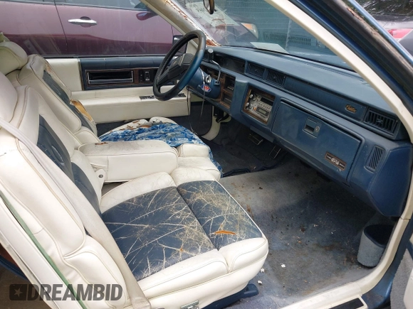 1988 Cadillac DeVille z VIN 1G6CD1158J4265540, wystawiony jako IAAI lot #42512965 z przebiegiem 50 895 mil mil oraz . Historia ofert i sprzedaży dostępna na DreamBid. Obrazek 5.
