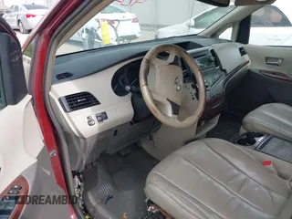 2013 Toyota Sienna XLE AAS z VIN 5TDYK3DC5DS380894, wystawiony jako IAAI lot #42271097 z przebiegiem 145 494 mil mil oraz . Historia ofert i sprzedaży dostępna na DreamBid. Obrazek 5.