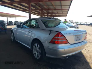 2002 Mercedes-Benz SLK 230 Kompressor с VIN WDBKK49FX2F251009, выставлен на аукционе IAAI как лот 42443840 с пробегом 82 655 миль миль и . История ставок и продаж доступна на DreamBid. Изображение 3.