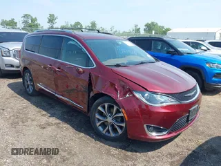 2017 Chrysler Pacifica Limited z VIN 2C4RC1GGXHR705963, wystawiony jako IAAI lot #42482283 z przebiegiem 121 674 mil mil oraz . Historia ofert i sprzedaży dostępna na DreamBid. Obrazek 1.