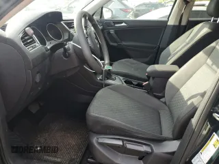 2018 Volkswagen Tiguan S z VIN 3VV1B7AX9JM043240, wystawiony jako Copart lot #72519764 z przebiegiem 129 138 mil mil oraz Szkoda całkowita • Salvage title. Historia ofert i sprzedaży dostępna na DreamBid. Obrazek 7.
