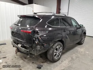 2022 Toyota Highlander XLE with VIN 5TDGZRBHXNS201422, listed as a Copart auction lot 88064145 with 66,166 mi miles and Salvage Title. Bid and sale history available at carsss.com. Image 3.