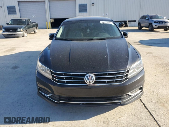 2017 Volkswagen Passat S z VIN 1VWAT7A35HC005604, wystawiony jako Copart lot #49499095 z przebiegiem 124 618 mil mil oraz Szkoda całkowita • Salvage title. Historia ofert i sprzedaży dostępna na DreamBid. Obrazek 5.