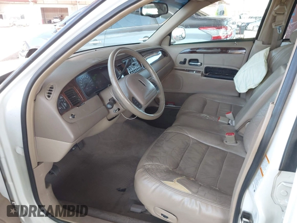 2000 Lincoln Town Car Signature with VIN 1LNHM82W1YY916055, listed as a IAAI auction lot 42488210 with 189,149 mi miles and . Bid and sale history available at DreamBid. Image 5.
