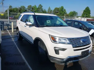 2018 Ford Explorer Platinum z VIN 1FM5K8HT8JGA01933, wystawiony jako IAAI lot #42472016 z przebiegiem 57 607 mil mil oraz . Historia ofert i sprzedaży dostępna na DreamBid. Obrazek 1.