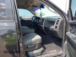 2018 Ram 1500 Express z VIN 1C6RR7KT4JS147562, wystawiony jako IAAI lot #42129188 z przebiegiem 125 332 mil mil oraz . Historia ofert i sprzedaży dostępna na DreamBid. Obrazek 5.