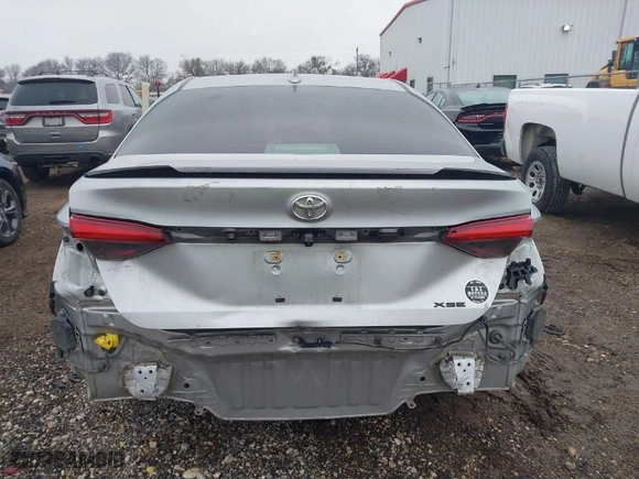 2019 Toyota Avalon XLE with VIN 4T1BZ1FB8KU006035, listed as a IAAI auction lot 41591179 with 111,917 mi miles. Bid and sale history available at carsss.com. Image 17.