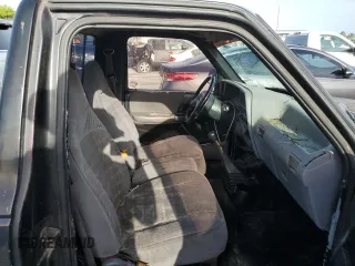 1994 Ford Ranger Splash z VIN 1FTCR10A5RTA10813, wystawiony jako Copart lot #60879075 z przebiegiem 104 439 mil mil oraz Czysty tytuł • Clean title. Historia ofert i sprzedaży dostępna na DreamBid. Obrazek 10.