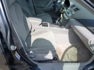 2007 Toyota Camry CE z VIN 4T1BE46K17U086895, wystawiony jako IAAI lot #42486025 z przebiegiem 136 942 mil mil oraz . Historia ofert i sprzedaży dostępna na DreamBid. Obrazek 5.