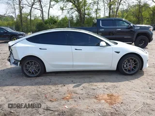 2021 Tesla Model 3 Standard Range Plus z VIN 5YJ3E1EA9MF027985, wystawiony jako IAAI lot #42045254 z przebiegiem 42 353 mil mil oraz . Historia ofert i sprzedaży dostępna na DreamBid. Obrazek 13.