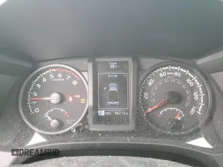 2020 Toyota Tacoma SR z VIN 3TYSX5ENXLT001734, wystawiony jako Copart lot #42916315 z przebiegiem 44 213 mil mil oraz Szkoda całkowita • Salvage title. Historia ofert i sprzedaży dostępna na DreamBid. Obrazek 9.