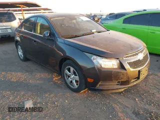 2014 Chevrolet Cruze 1LT z VIN 1G1PC5SB6E7379725, wystawiony jako IAAI lot #41637164 z przebiegiem 143 809 mil mil oraz . Historia ofert i sprzedaży dostępna na DreamBid. Obrazek 1.