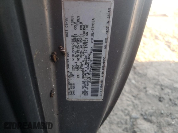 1993 Toyota T100 z VIN JT4VD10C5P0002752, wystawiony jako Copart lot #79648324 z przebiegiem 173 815 mil mil oraz Czysty tytuł • Clean title. Historia ofert i sprzedaży dostępna na DreamBid. Obrazek 12.