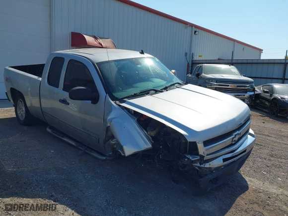 2010 Chevrolet Silverado 1500 LT with VIN 1GCSKSE31AZ221654, listed as a IAAI auction lot 40564208 with 239,609 mi miles. Bid and sale history available at carsss.com. Image 1.