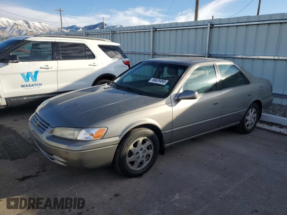 1998 Toyota Camry LE z VIN JT2BF28K2W0115564, wystawiony jako Copart lot #46628495 z przebiegiem 133 215 mil mil oraz Czysty tytuł • Clean title. Historia ofert i sprzedaży dostępna na DreamBid. Obrazek 1.