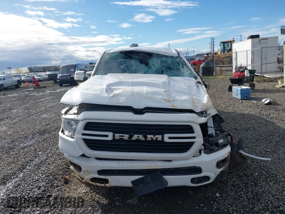 2020 Ram 1500 Big Horn z VIN 1C6SRFFT7LN128110, wystawiony jako IAAI lot #41885725 z przebiegiem 124 043 mil mil oraz . Historia ofert i sprzedaży dostępna na DreamBid. Obrazek 13.