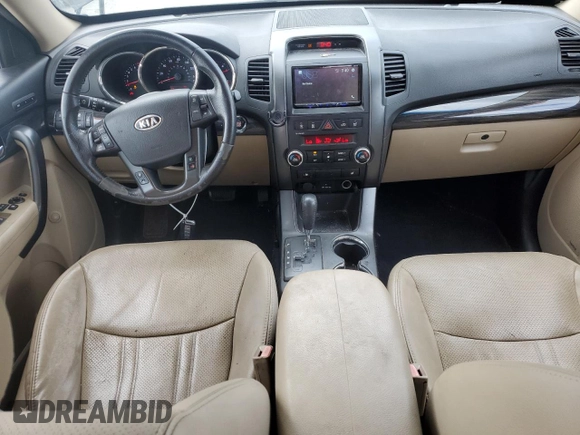 2012 Kia Sorento EX z VIN 5XYKU4A26CG252144, wystawiony jako Copart lot #56290995 z przebiegiem 220 802 mil mil oraz Szkoda całkowita • Salvage title. Historia ofert i sprzedaży dostępna na DreamBid. Obrazek 8.