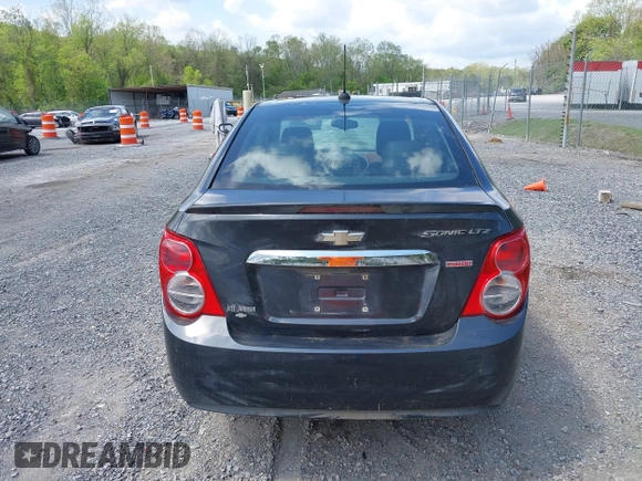 2016 Chevrolet Sonic LTZ z VIN 1G1JE5SB5G4137710, wystawiony jako IAAI lot #42131625 z przebiegiem 152 941 mil mil oraz . Historia ofert i sprzedaży dostępna na DreamBid. Obrazek 16.