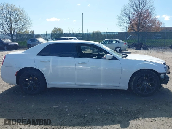 2019 Chrysler 300 S z VIN 2C3CCABG6KH659109, wystawiony jako IAAI lot #41987079 z przebiegiem Nie podano mil oraz . Historia ofert i sprzedaży dostępna na DreamBid. Obrazek 14.