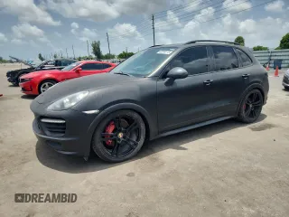 2014 Porsche Cayenne GTS z VIN WP1AD2A28ELA74131, wystawiony jako Copart lot #60239115 z przebiegiem Nie podano mil oraz Czysty tytuł • Clean title. Historia ofert i sprzedaży dostępna na DreamBid. Obrazek 1.