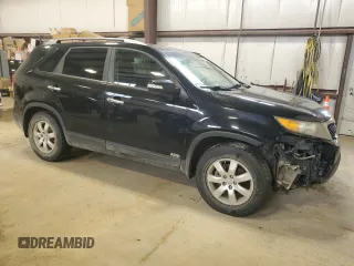 2012 Kia Sorento LX z VIN 5XYKTCA62CG209291, wystawiony jako Copart lot #57133005 z przebiegiem 423 888 mil mil oraz Czysty tytuł • Clean title. Historia ofert i sprzedaży dostępna na DreamBid. Obrazek 4.