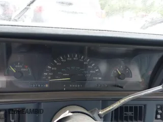 1993 Oldsmobile Cutlass Ciera S z VIN 1G3AG54N1P6455773, wystawiony jako IAAI lot #42340327 z przebiegiem 107 933 mil mil oraz . Historia ofert i sprzedaży dostępna na DreamBid. Obrazek 7.