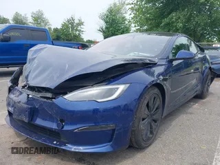 2022 Tesla Model S z VIN 5YJSA1E55NF493604, wystawiony jako IAAI lot #42503731 z przebiegiem 37 961 mil mil oraz . Historia ofert i sprzedaży dostępna na DreamBid. Obrazek 2.