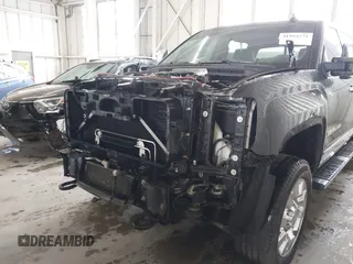 2016 GMC Sierra 2500HD Denali z VIN 1GT12UE82GF207890, wystawiony jako IAAI lot #41994971 z przebiegiem 101 221 mil mil oraz . Historia ofert i sprzedaży dostępna na DreamBid. Obrazek 6.