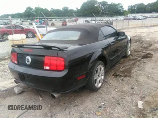 2007 Ford Mustang GT Deluxe z VIN 1ZVHT85H675258993, wystawiony jako IAAI lot #42369351 z przebiegiem 131 247 mil mil oraz . Historia ofert i sprzedaży dostępna na DreamBid. Obrazek 4.