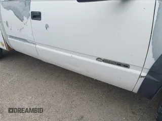 2000 Chevrolet Silverado 2500 z VIN 1GCGK29R4YF475472, wystawiony jako IAAI lot #42082060 z przebiegiem 192 899 mil mil oraz . Historia ofert i sprzedaży dostępna na DreamBid. Obrazek 6.