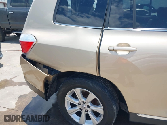 2011 Toyota Highlander z VIN 5TDBK3EH2BS042799, wystawiony jako IAAI lot #39900598 z przebiegiem 232 331 mil mil oraz . Historia ofert i sprzedaży dostępna na DreamBid. Obrazek 22.