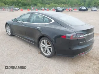 2013 Tesla Model S с VIN 5YJSA1CN1DFP08848, выставлен на аукционе IAAI как лот 42300243 с пробегом Не указан миль и . История ставок и продаж доступна на DreamBid. Изображение 3.