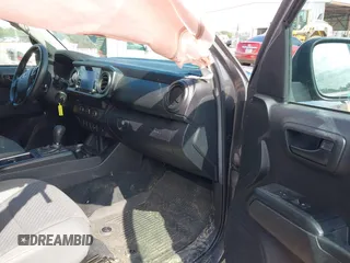 2022 Toyota Tacoma SR z VIN 3TYAX5GN5NT046897, wystawiony jako IAAI lot #42253604 z przebiegiem 69 246 mil mil oraz . Historia ofert i sprzedaży dostępna na DreamBid. Obrazek 5.